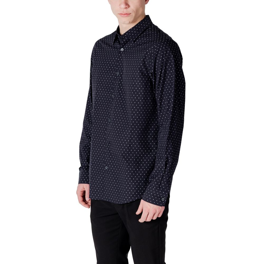 Chemise en coton bleu à motif de la marque Armani Exchange, vue détaillée du tissu et du design.