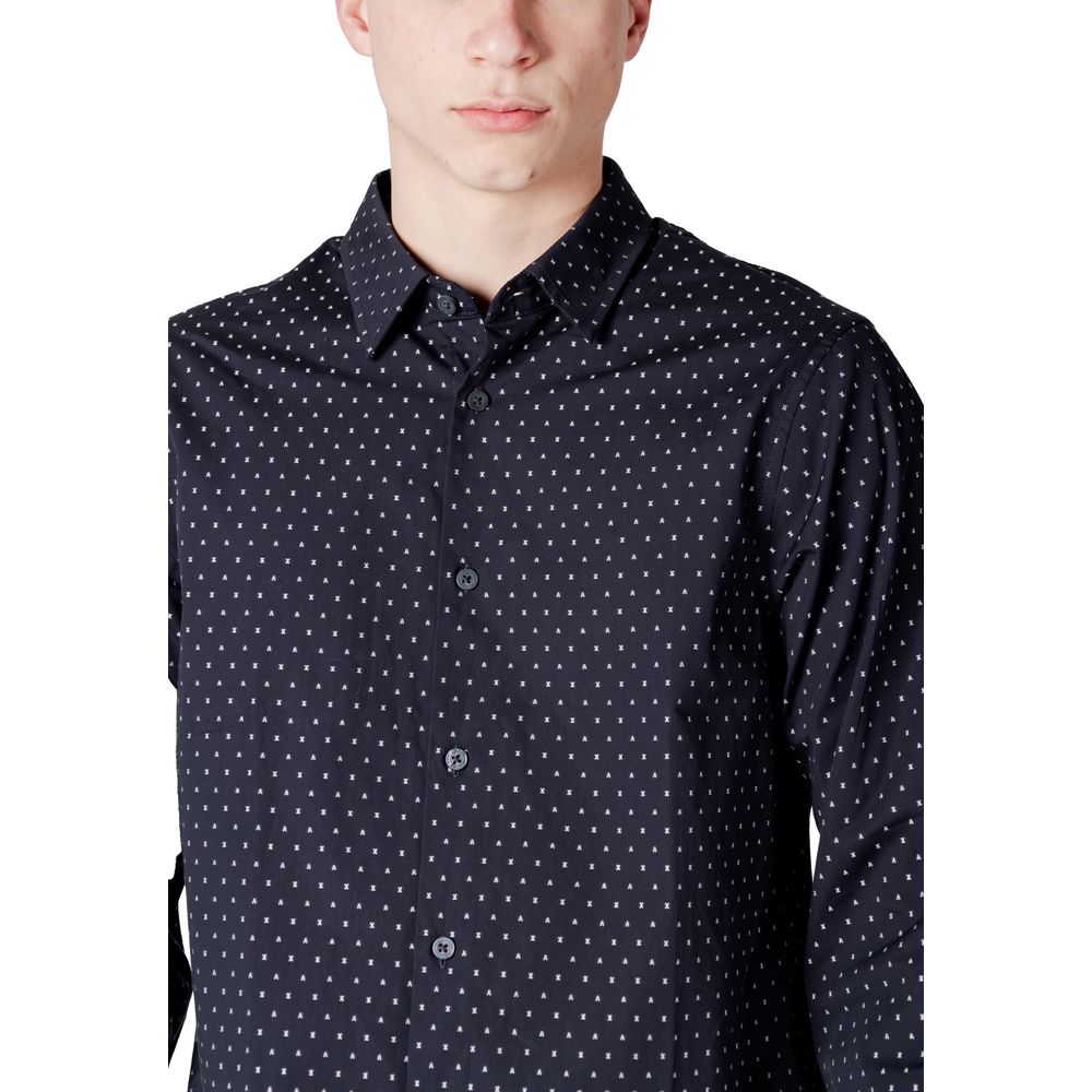 Chemise en coton bleu à motif de la marque Armani Exchange, affichant un design élégant et moderne.