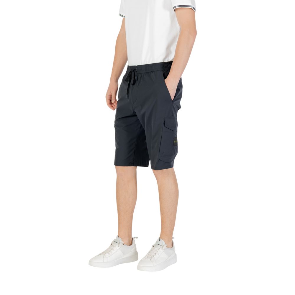 Shorts bermuda en polyester bleu de la marque Hugo Boss, avec coupe décontractée et détails élégants.