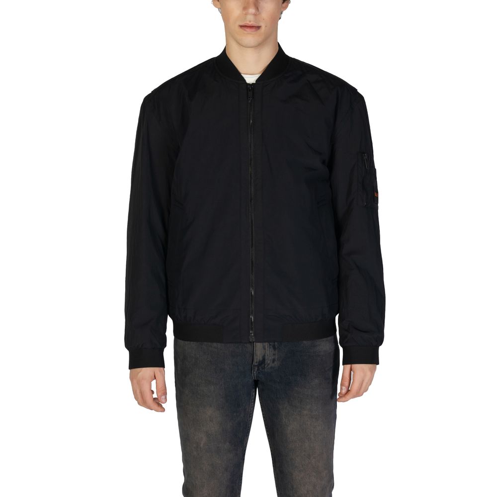 Veste bomber noire en polyamide de la marque Hugo Boss, avec détails de design modernes et fermeture éclair visible.
