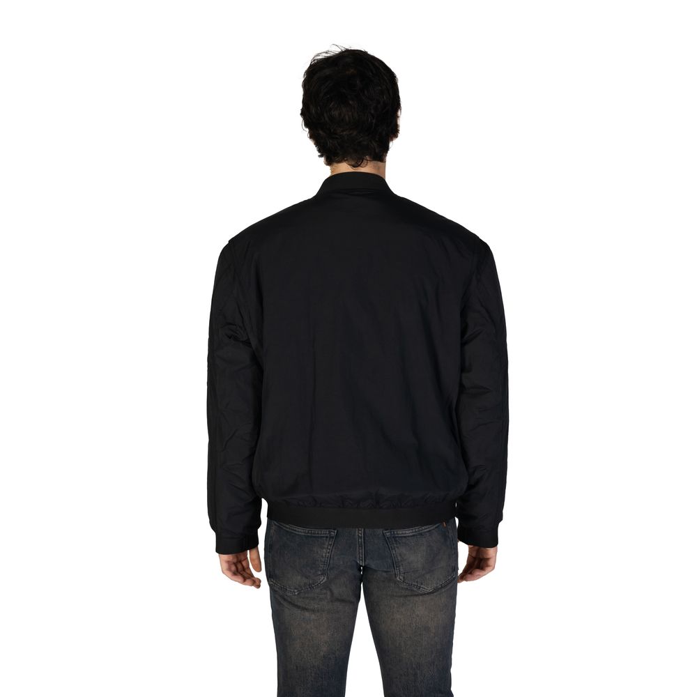 Veste bomber noire en polyamide de la marque Hugo Boss, vue de face, avec fermeture éclair et col côtelé.