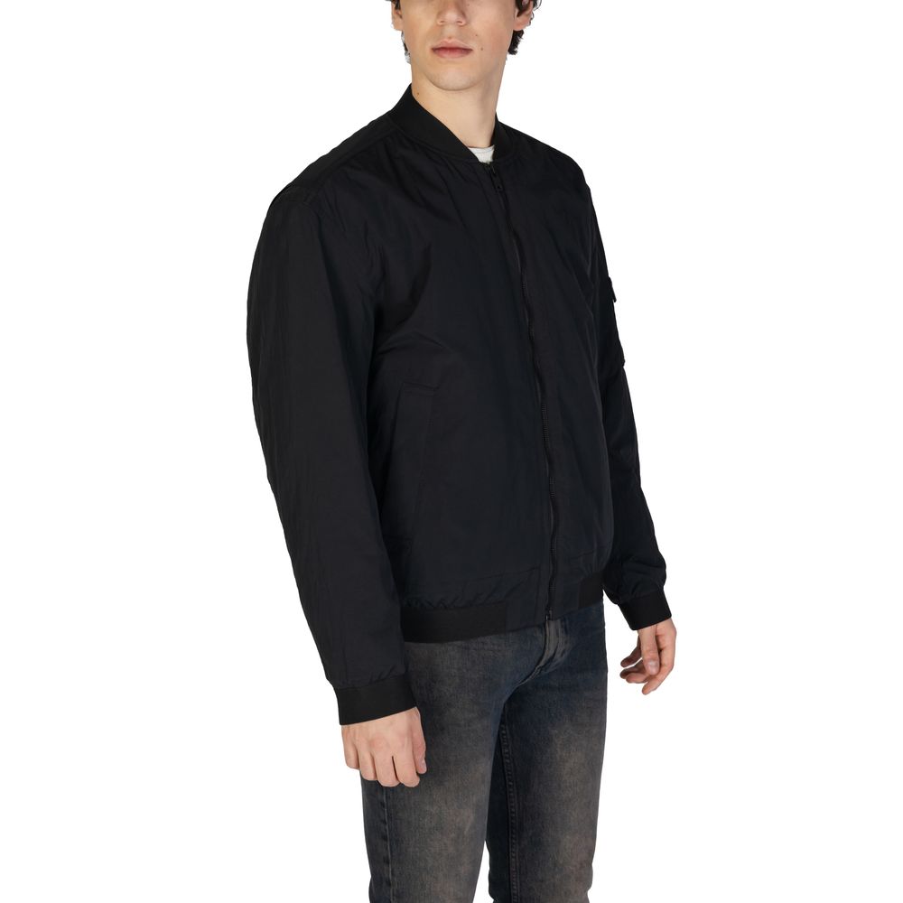 Veste bomber noire en polyamide de Hugo Boss, coupe moderne avec fermeture éclair et col côtelé.