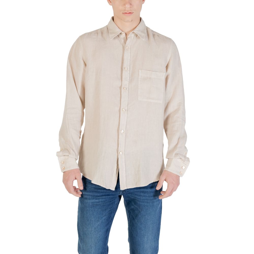 Chemise en lin beige Hugo Boss suspendue, détails de col et boutons visibles, style élégant et décontracté.