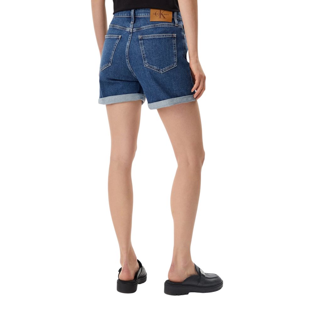 Shorts en coton bleu de Calvin Klein Jeans, denim décontracté avec ceinture et poches visibles.