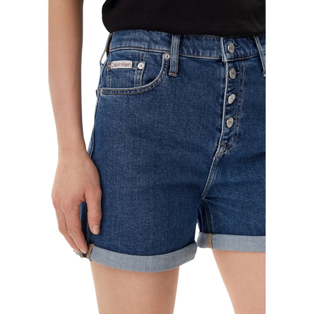 Shorts en coton bleu de Calvin Klein Jeans, coupe décontractée pour homme, avec logo discret au dos.