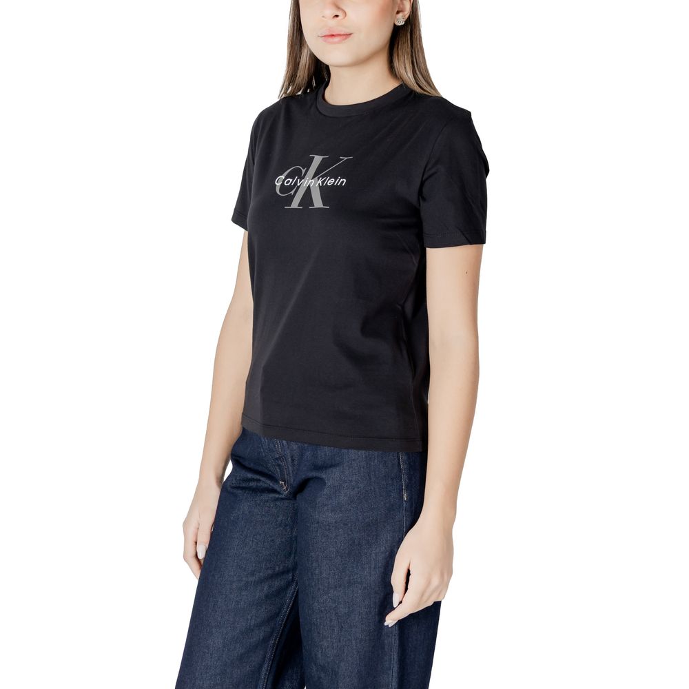 T-shirt en coton noir de Calvin Klein Jeans, coupe classique, logo discret sur la poitrine, porté sur un mannequin.