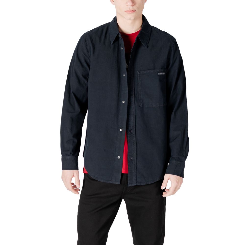 Chemise en coton noir de la marque Calvin Klein Jeans, vue de face, avec col classique et boutons devant.