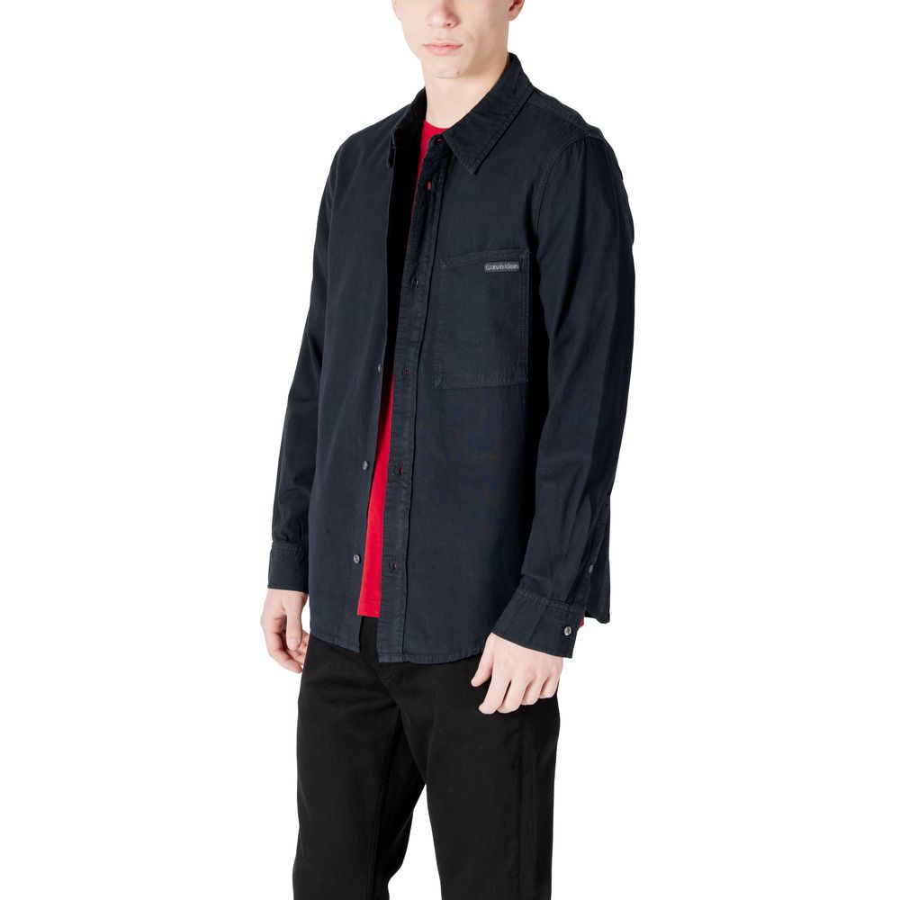 Chemise en coton noire de la marque Calvin Klein Jeans avec col classique et manches longues, vue de face.