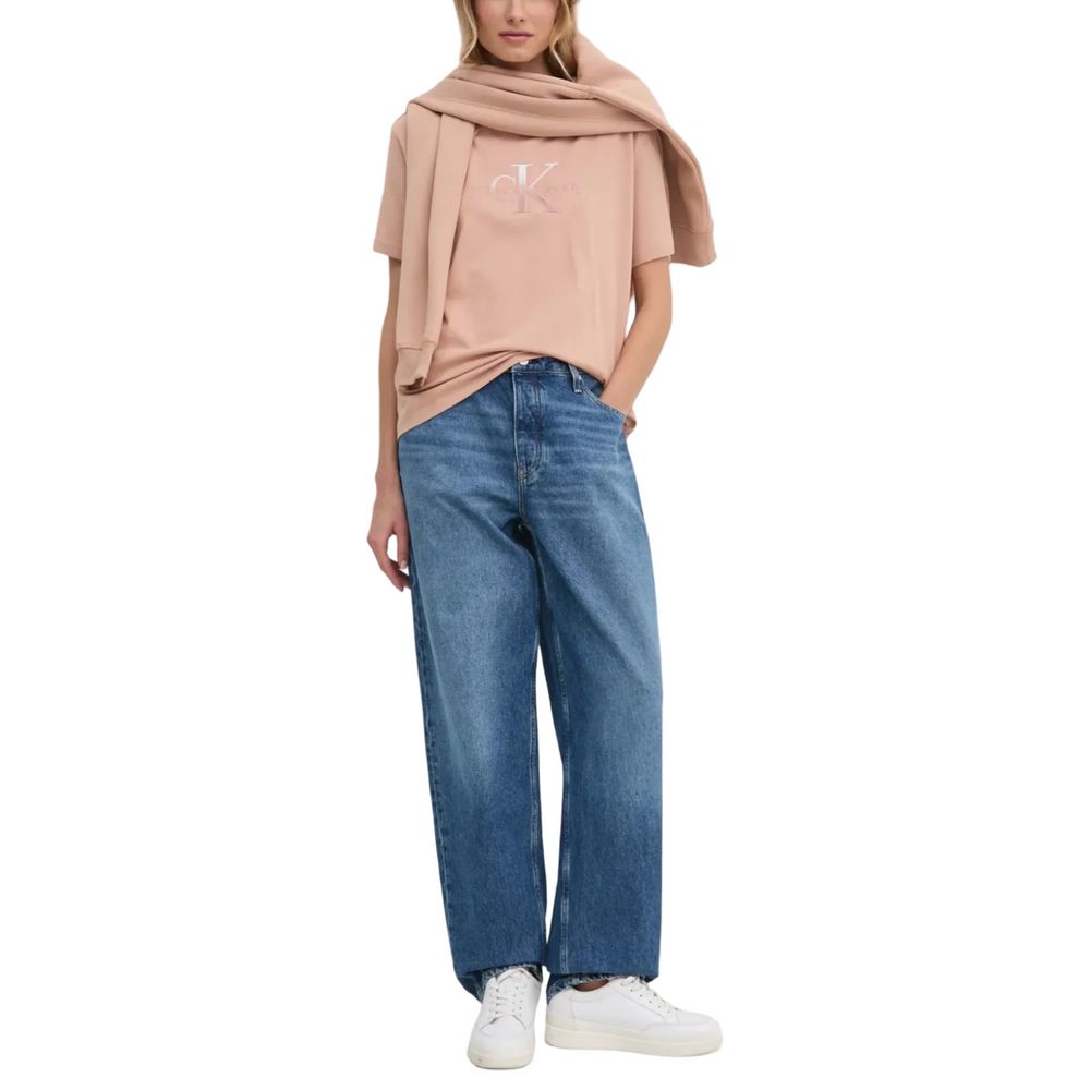 Jean mom en coton bleu de Calvin Klein Jeans, coupe décontractée avec détails classiques, vue sur le devant.