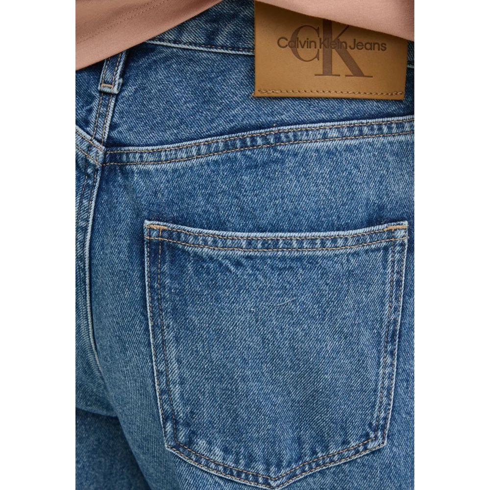 Jeans mom en coton bleu de la marque Calvin Klein Jeans, coupe décontractée et style classique pour femmes.