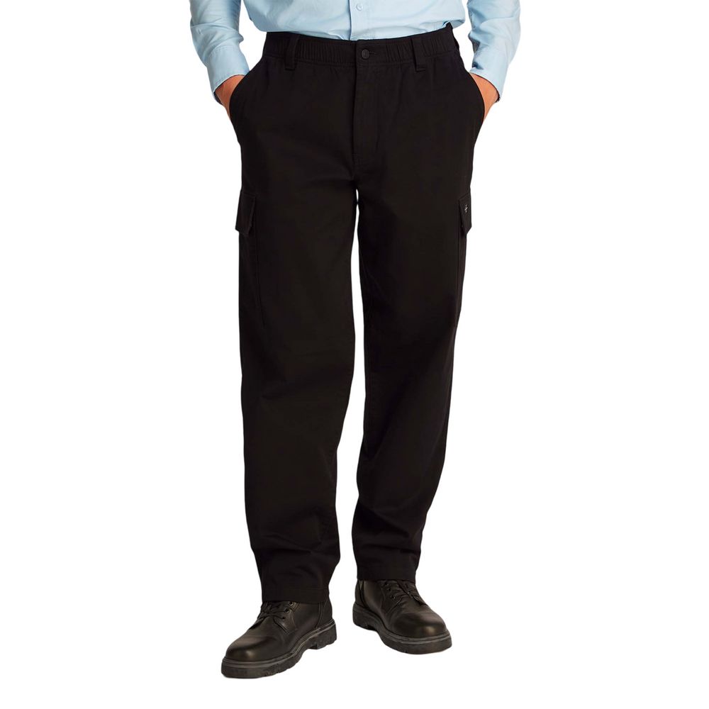 Pantalon cargo en coton noir de Calvin Klein Jeans, style décontracté avec plusieurs poches, vue de face sur fond neutre.
