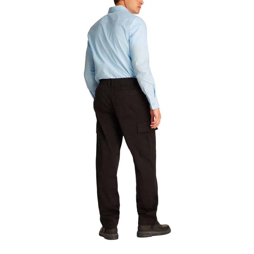 Pantalon cargo noir en coton de Calvin Klein Jeans, vue de face avec poches latérales et ceinture.