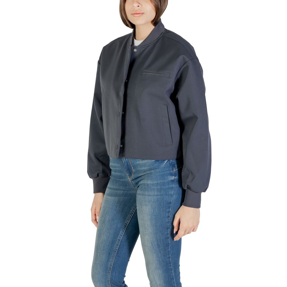 Veste bomber grise en polyester recyclé de Calvin Klein Jeans, coupe classique avec logo discret sur la poitrine.