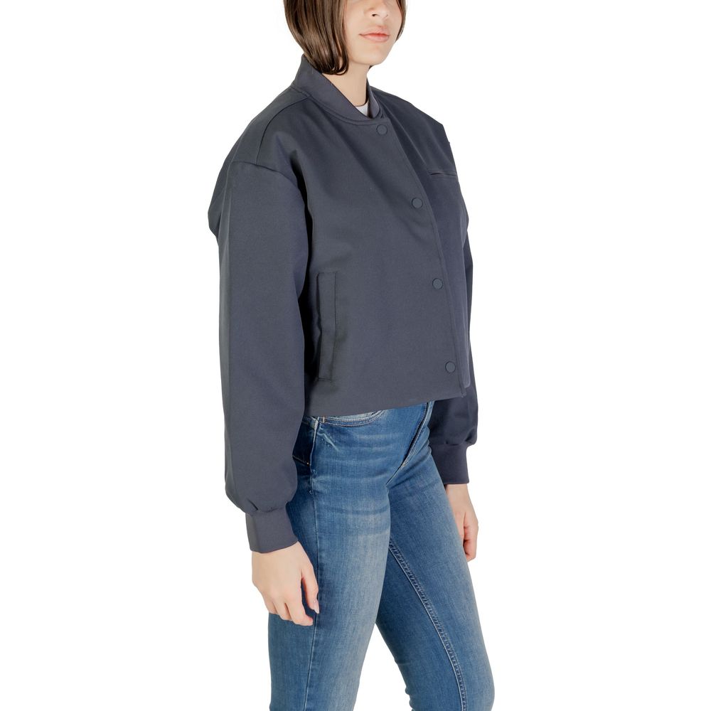 Blouson bomber gris en polyester recyclé de Calvin Klein Jeans, vue de face avec fermeture éclair et col haut.