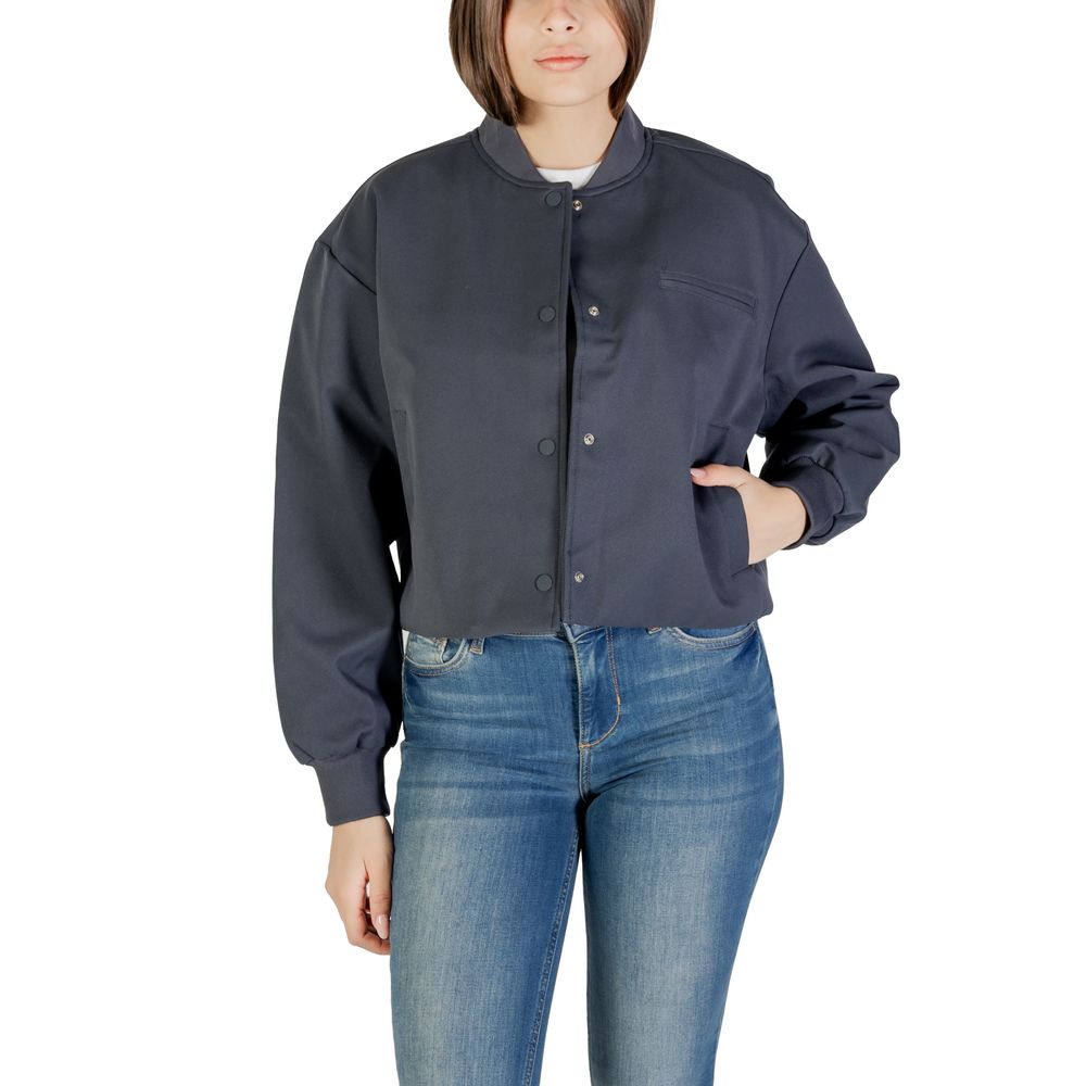 Veste bomber gris en polyester recyclé de Calvin Klein Jeans, vue de face, avec détails de fermeture et col côtelé.