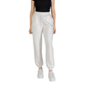 Pantalons de jogging Guess Active en viscose, style actif, coupe décontractée, visibles en image.