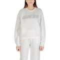 Sweatshirt Guess Active en viscose beige avec logo Guess Active sur la poitrine, porté par un mannequin.