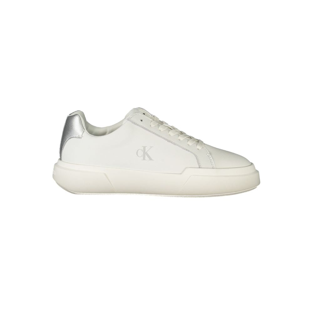 Sneakers pour femmes Calvin Klein en polyuréthane blanc, style moderne et confortable, vue de côté.