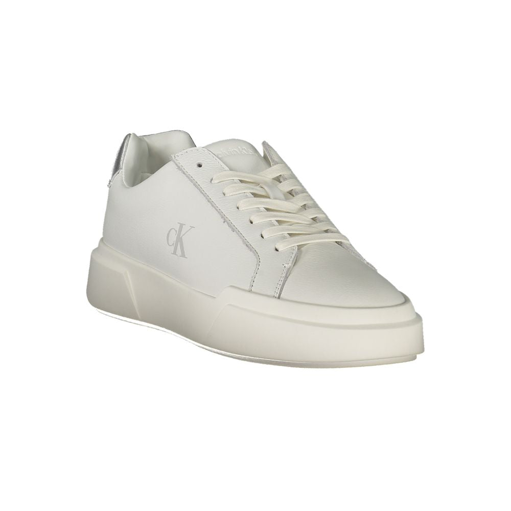 Sneakers pour femmes Calvin Klein en polyuréthane blanc, modernes et confortables, avec semelle blanche et design épuré.