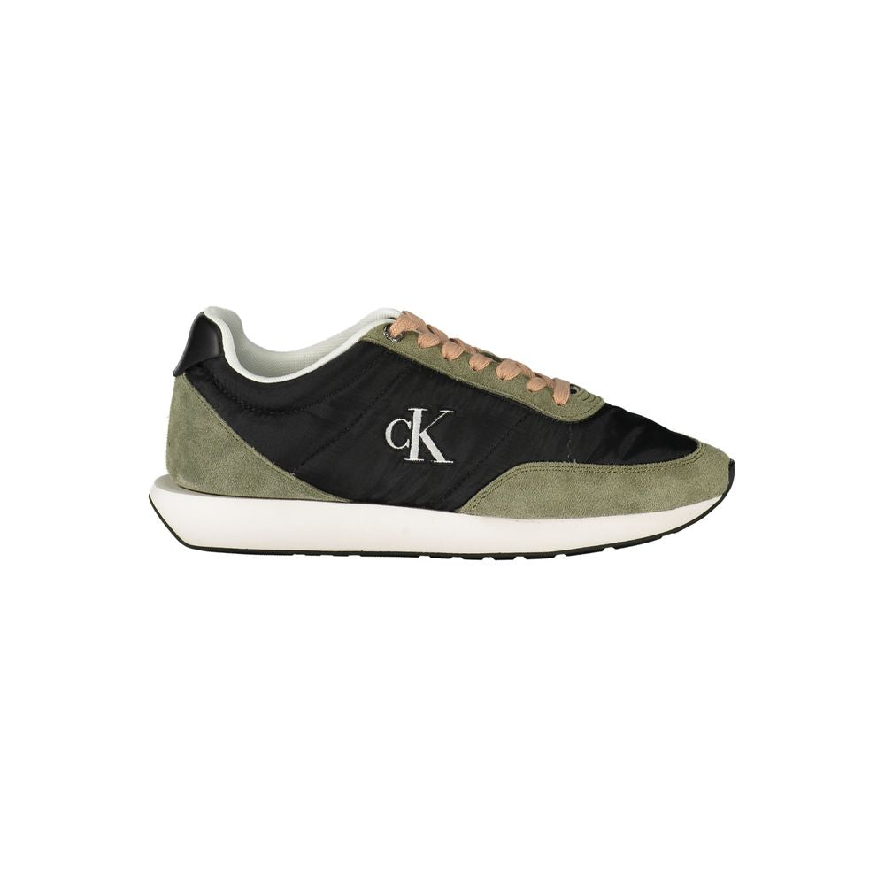 Sneakers pour femmes Calvin Klein en polyester noir, style décontracté et confortable, vue de côté.