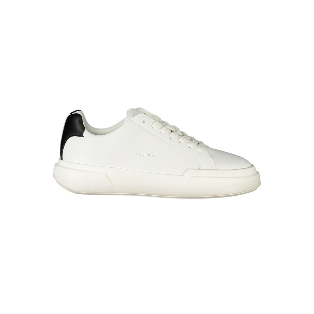 Sneakers pour femme Calvin Klein en polyuréthane blanc, style moderne et confortable, vue de côté.