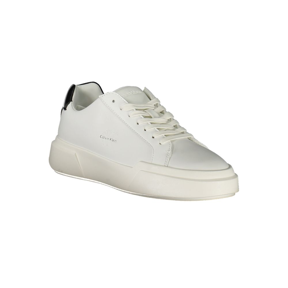 Chaussures sneakers femmes Calvin Klein en polyuréthane blanc, style moderne et élégant, vue de face.