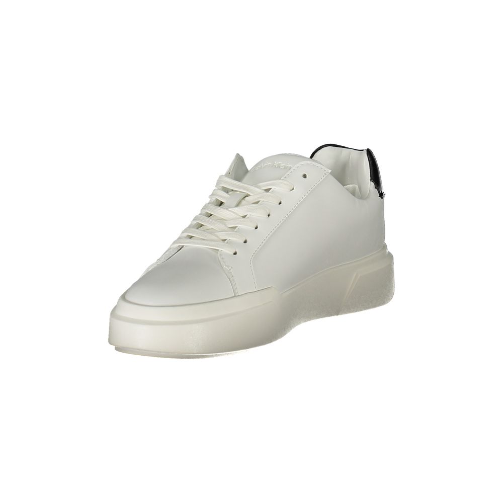 Sneakers pour femmes Calvin Klein en polyuréthane blanc, confortables et modernes, vues de côté sur fond neutre.