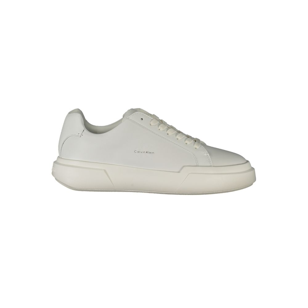 Sneakers pour femmes Calvin Klein en polyuréthane blanc, avec design moderne et semelle blanche visible.