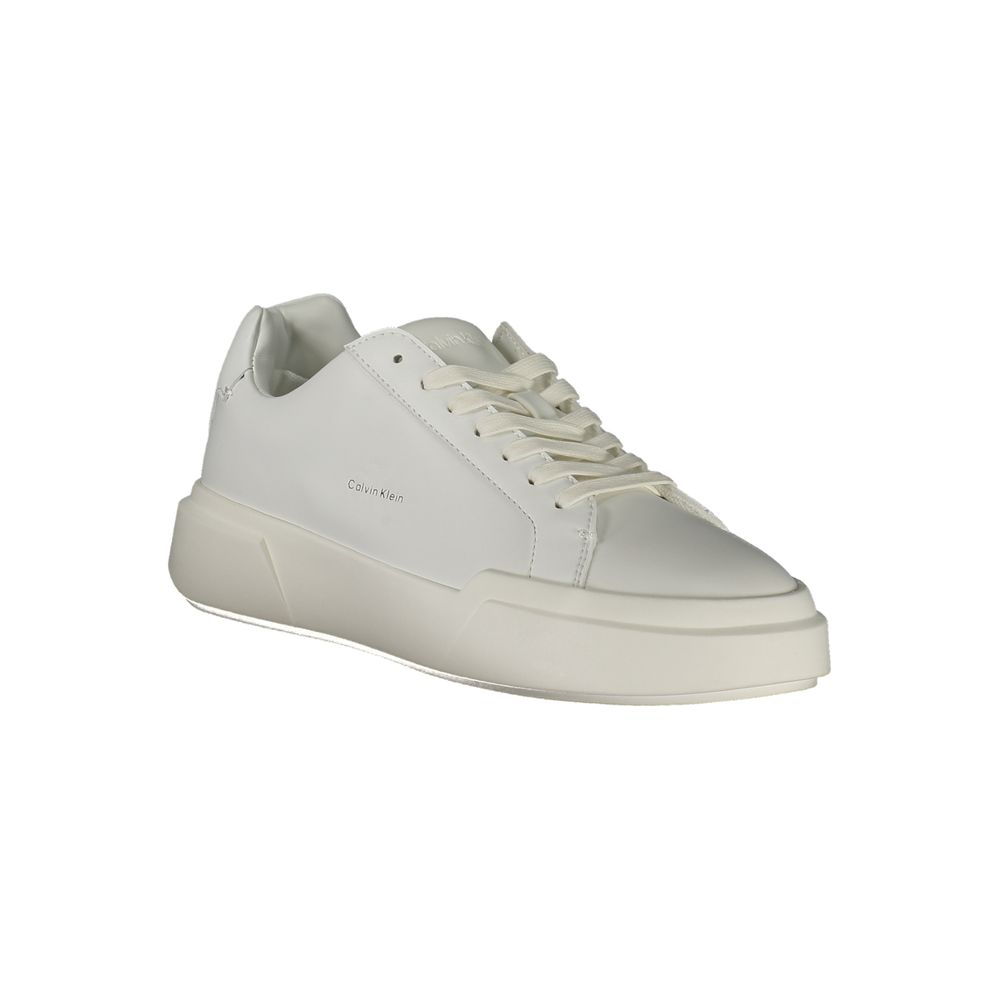 Sneakers pour femmes Calvin Klein en polyuréthane blanc, style décontracté et moderne, vues de face sur fond neutre.