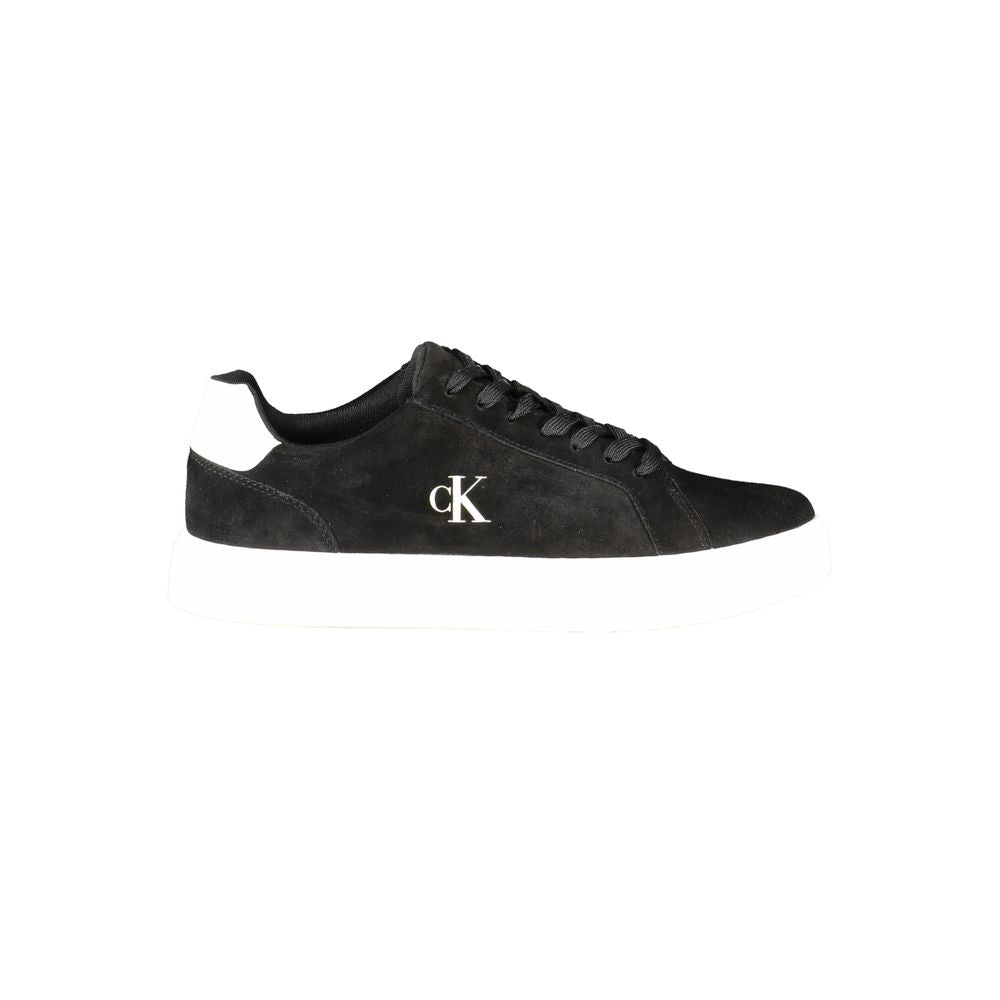 Chaussure sneaker pour homme Calvin Klein en cuir noir, vue de face avec détails de la semelle et du design moderne.