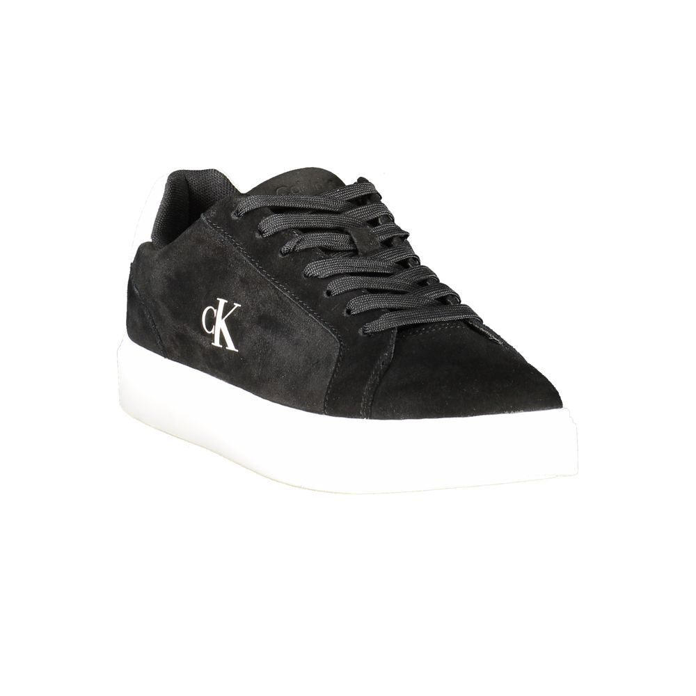 Chaussures sneakers en cuir noir pour homme de la marque Calvin Klein, vue de face avec détails de la semelle.