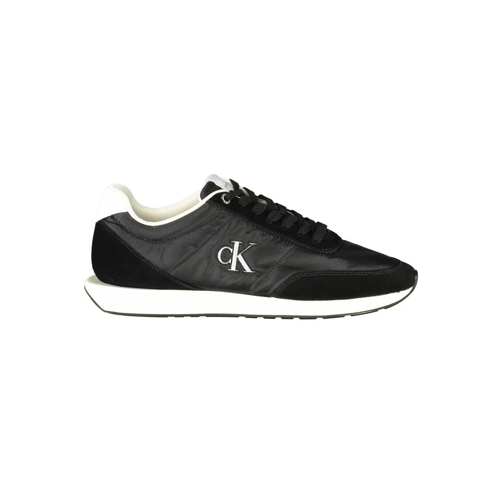 Sneakers noires en polyester pour homme de la marque Calvin Klein, vue de face, avec lacets et semelle blanche.