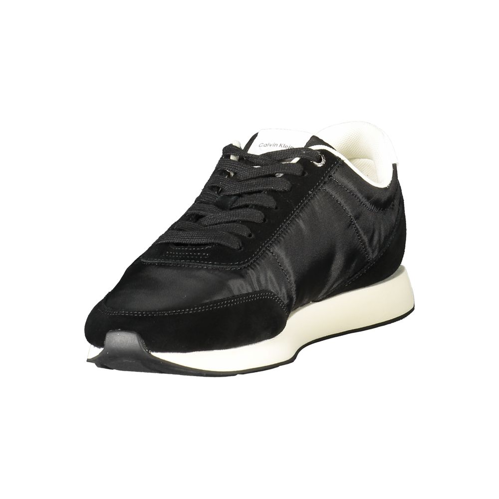 Sneakers noires en polyester pour hommes de la marque Calvin Klein, vue de face avec détails du design.