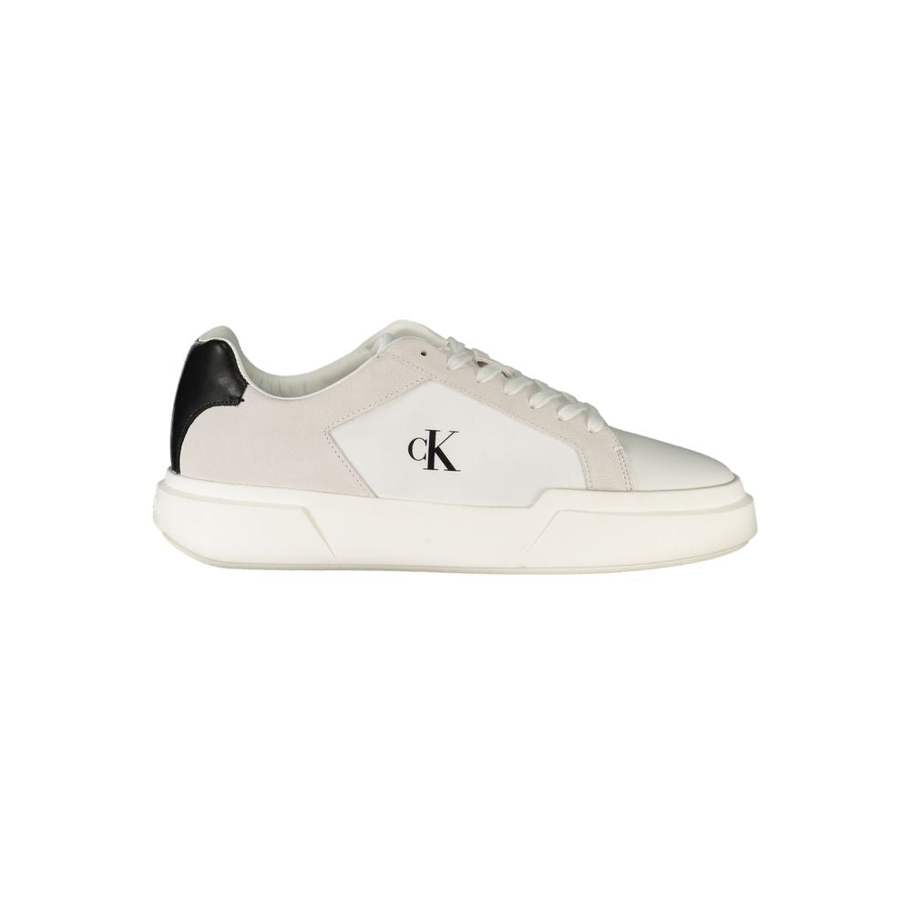 Sneakers en cuir blanc pour homme de la marque Calvin Klein, offrant un style moderne et élégant.