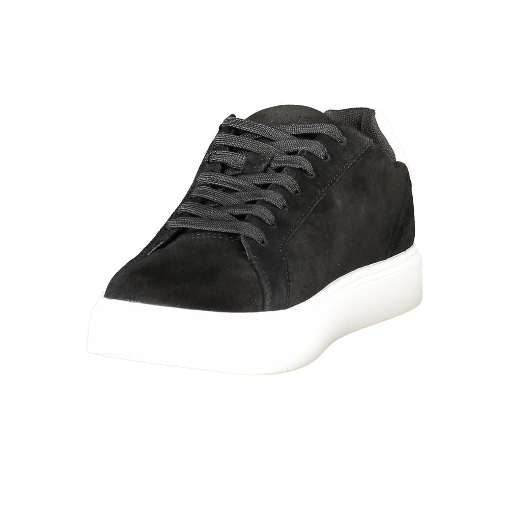 Chaussure sneaker noire en cuir pour homme de la marque Calvin Klein, vue de face, avec détails de la semelle et du design.