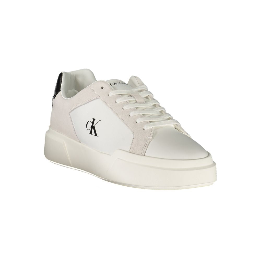 Sneakers blanches en cuir pour homme de la marque Calvin Klein, style décontracté et moderne.