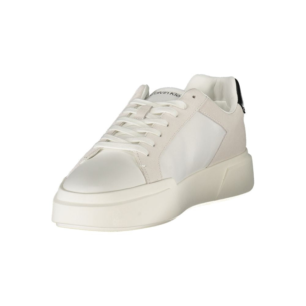 Sneaker en cuir blanc pour homme de la marque Calvin Klein, vue de face avec logo visible sur la languette.