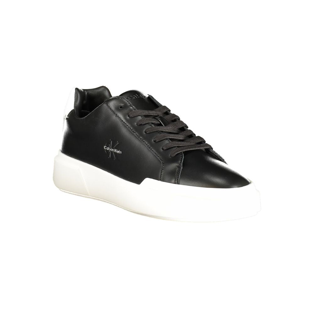 Sneakers noires en cuir pour hommes de la marque Calvin Klein, avec design élégant et semelle blanche.