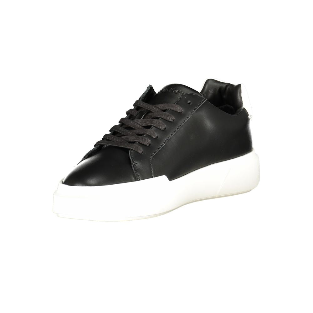Sneaker en cuir noir pour homme de la marque Calvin Klein, vue de profil avec détails de la chaussure.