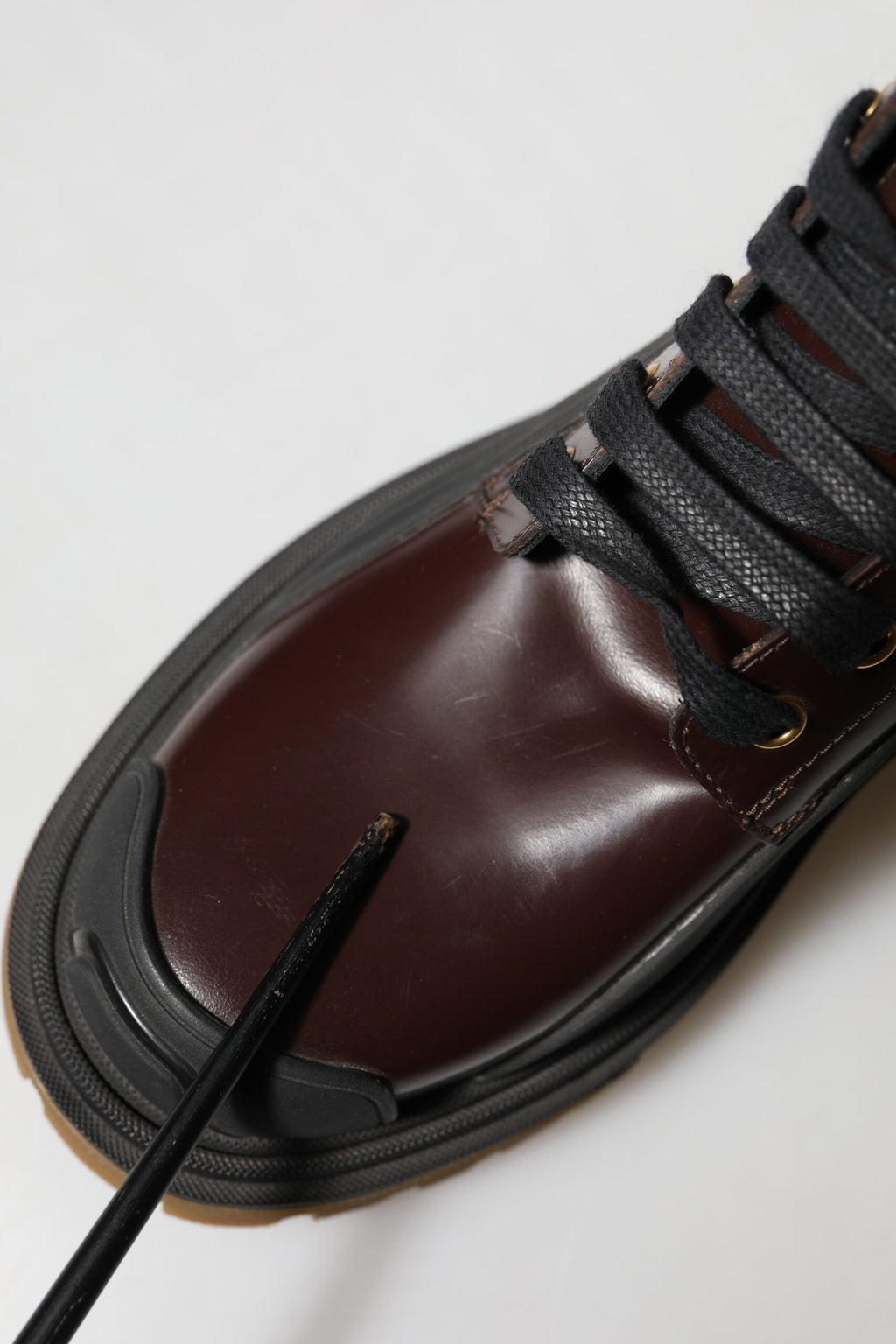 Bottes en cuir marron foncé Dolce & Gabbana, cuissardes mi-mollet, style motard avec détails en cuir.