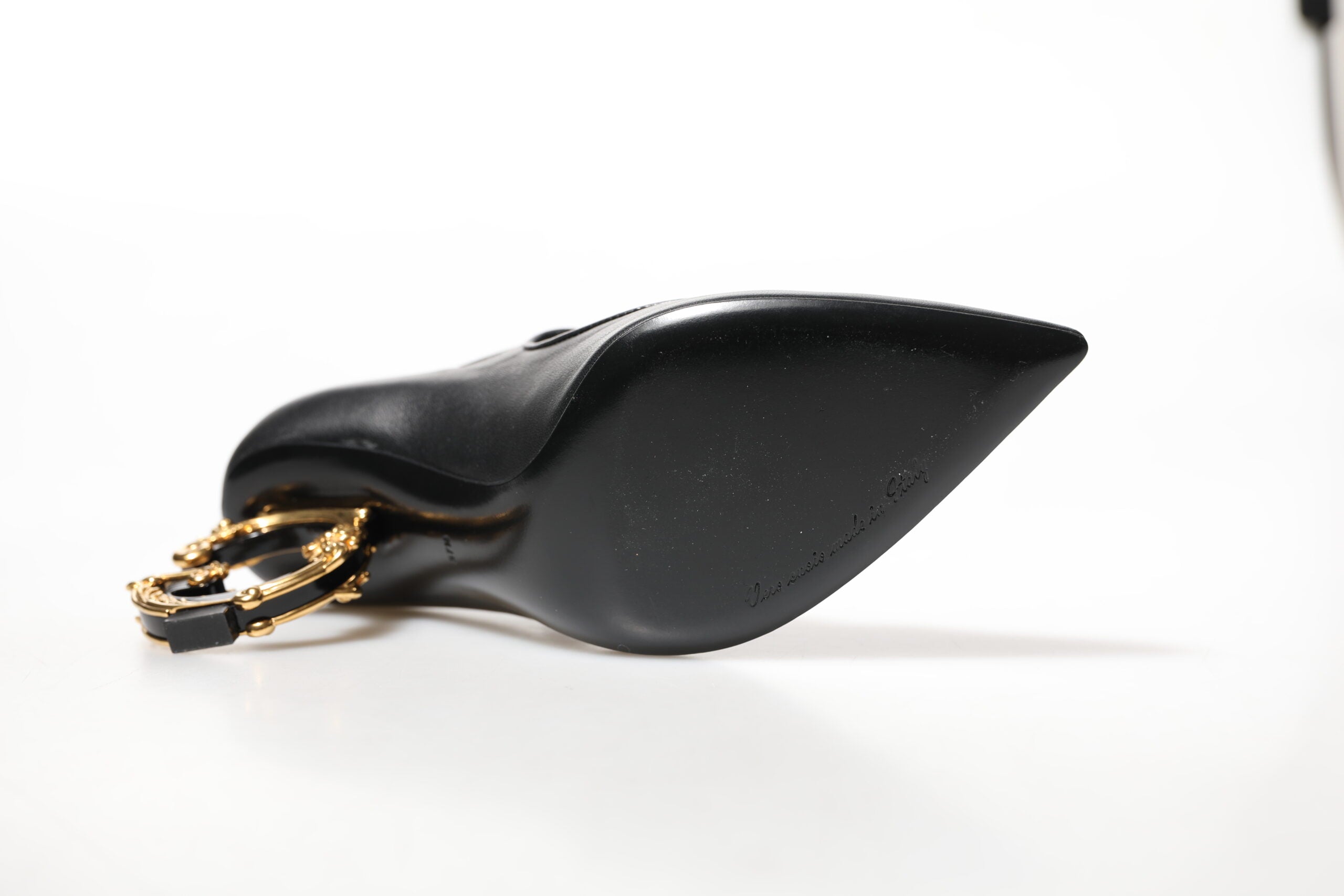 Chaussures à talons noires Dolce & Gabbana, talons hauts en cuir avec logo, style Mary Janes élégantes pour femmes.