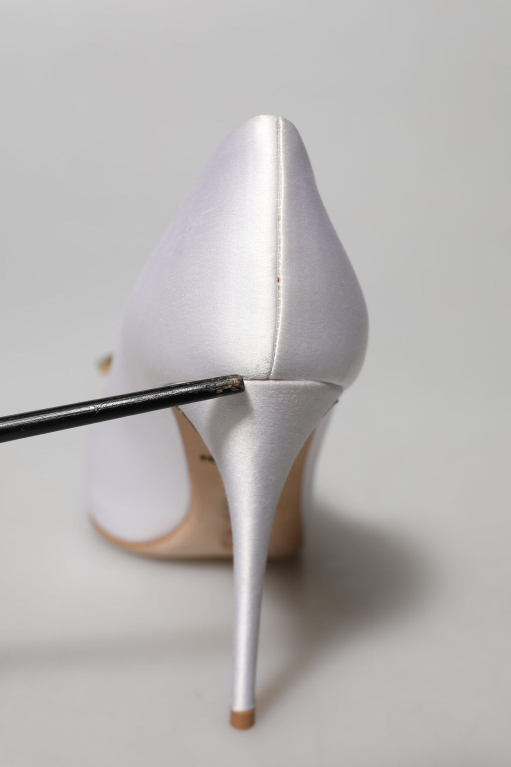 Chaussures Dolce & Gabbana en satin blanc avec cristaux, talons peep toe élégants et raffinés.
