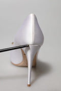 Chaussures Dolce & Gabbana en satin blanc avec cristaux, talons peep toe élégants et raffinés.