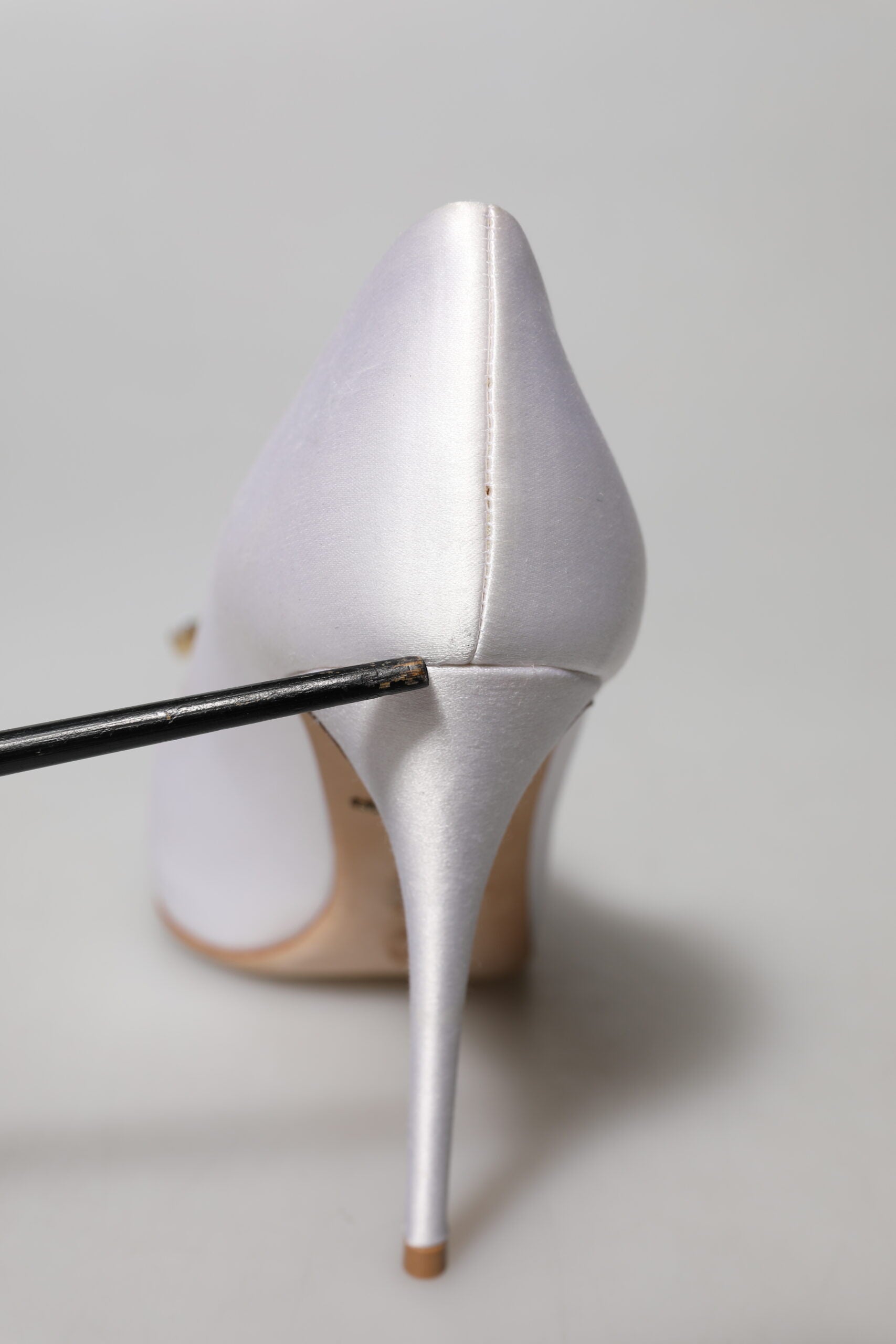 Chaussures Dolce & Gabbana en satin blanc avec cristaux, talons peep toe élégants et raffinés.