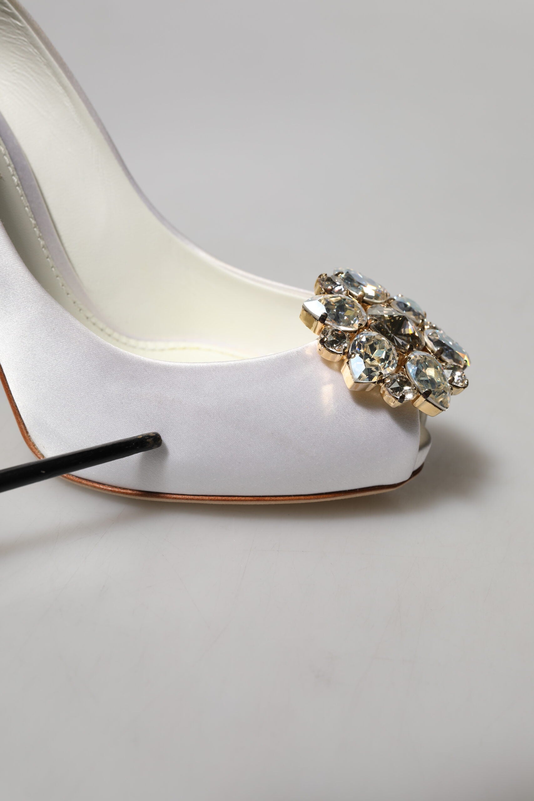 Chaussures Dolce & Gabbana à talons ouverts en satin blanc avec cristaux, style peep toe élégante et sophistiquée.