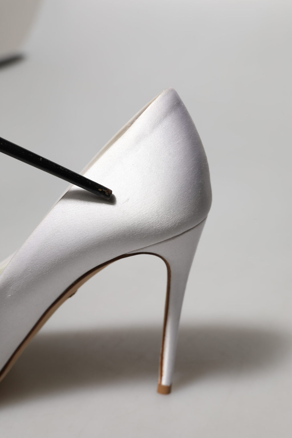 Chaussures Dolce & Gabbana en satin blanc avec cristaux, escarpins à bout ouvert, élégantes et sophistiquées.