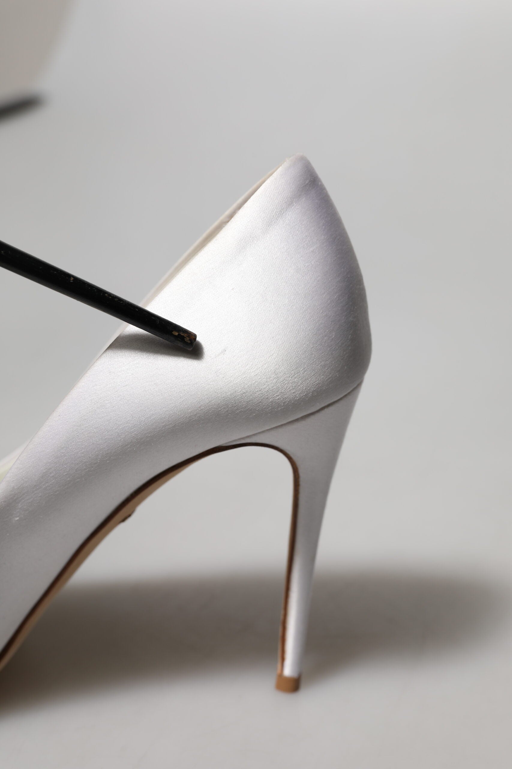 Chaussures Dolce & Gabbana en satin blanc avec cristaux, escarpins à bout ouvert, élégantes et sophistiquées.