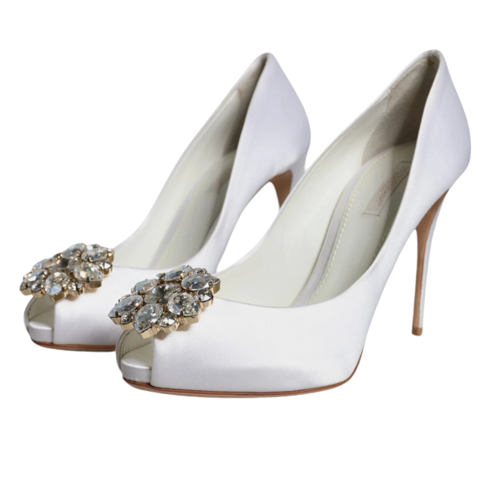 Chaussures Dolce & Gabbana en satin blanc avec cristaux, peep toe et talons pour femme.