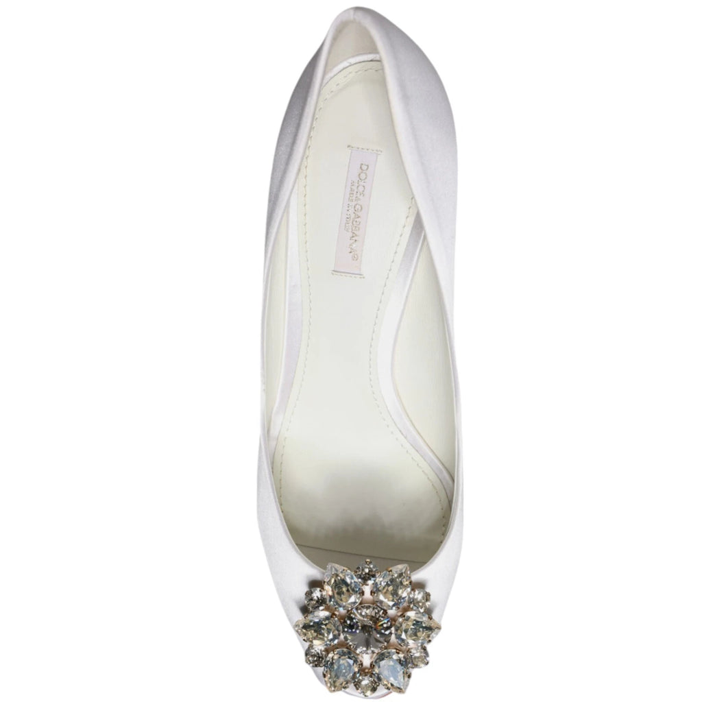 Escarpins en satin blanc Dolce & Gabbana avec cristaux, bout ouvert peep toe, élégants et sophistiqués.