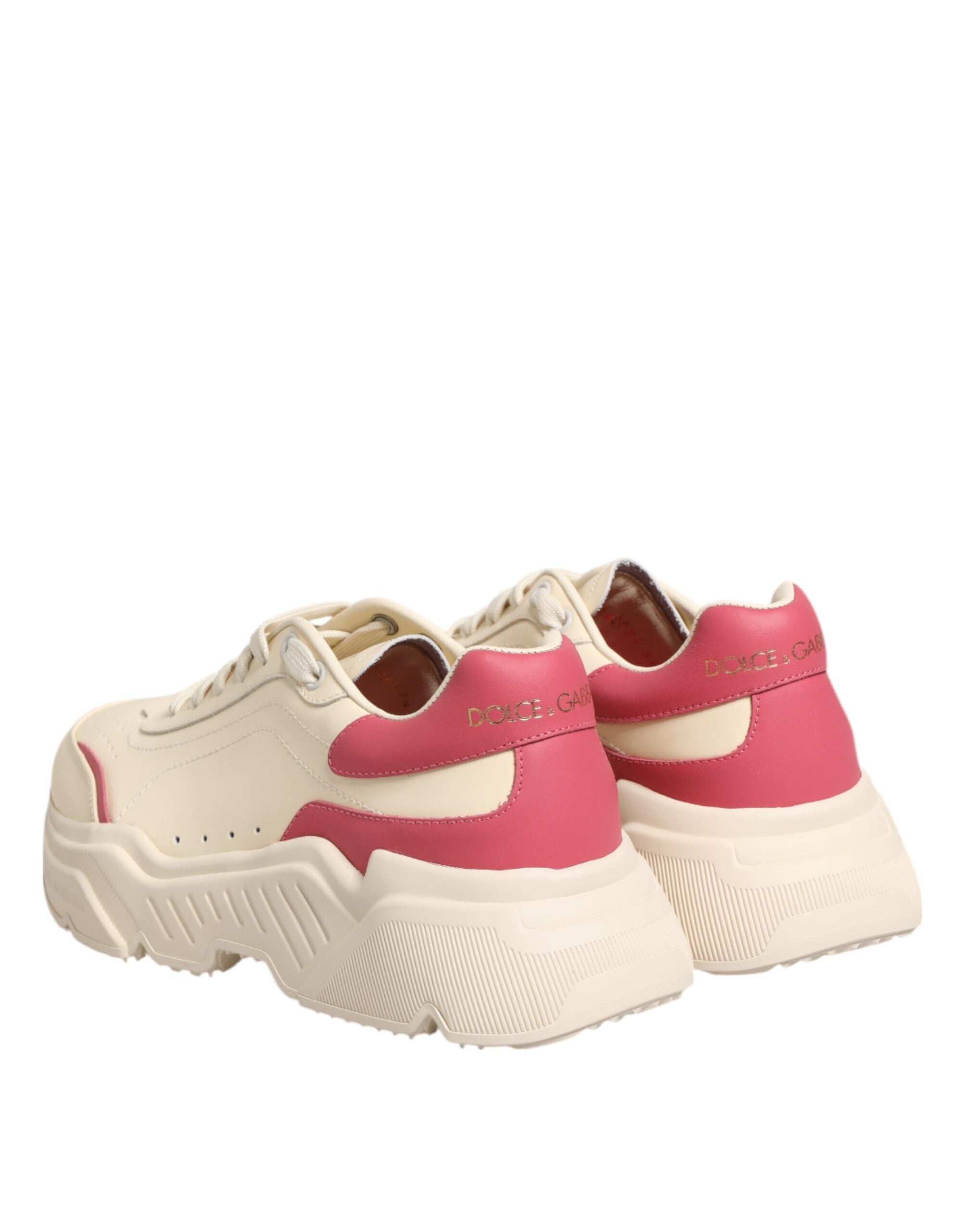 Sneakers Dolce & Gabbana Daymaster en cuir blanc et rose, style décontracté avec semelles blanches, vue de face.